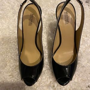 Michael Kors Leather Pump ( size 7)